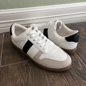 Universal thread sneakers